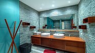 Moderne und zugleich natürliche Materialien – ein Badezimmer in der Hauptvilla