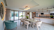 Another angle of the chic kichen- and dining-area