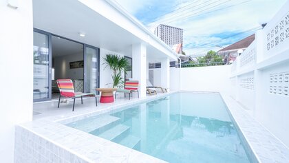 Über den Pool und die Terrasse hinweg
