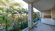 Eine gemütliche Terrasse mit Whirlpool im Hinterhof