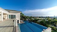 Der Blick über den Pool, Pattaya und das Meer