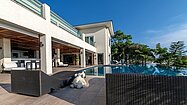 neben der Terrasse und dem Terrassenbereich