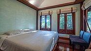 Ein weiteres Schlafzimmer im abgeschiedenen Teak-Haus