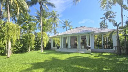 Privatsphäre und Schönheit – die Vorderseite der Villa