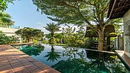 Ruhig und bezaubernd: der Pool unterhalb des Teak-Hauses