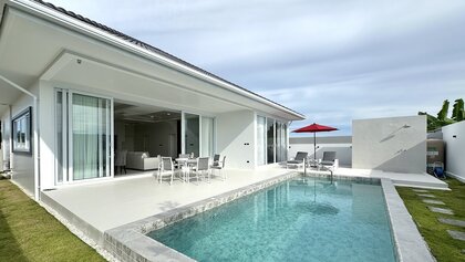 Der attraktive, tiefblaue Pool