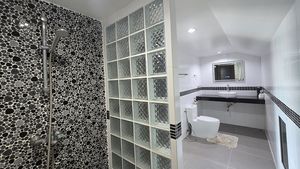 4 bathrooms and a guest-toilet are given