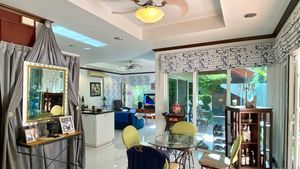 A glimpse across the living- and dining-area