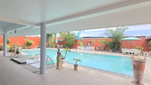 A huge shaded outdoor terrace and Jacuzzi pool