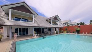 A large plot and pool, a true asset in this popular area