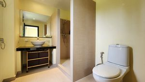 A modern and generous bathroom