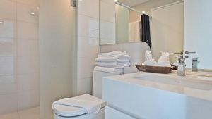 A neat, clean and modern bathroom