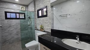 A nice and spacious bathroom
