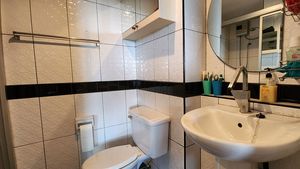 A nice bathroom with a shower cubicle
