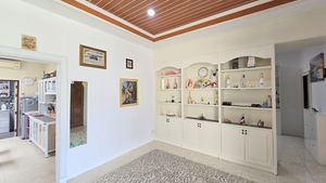 A nice entrance-are with lots of storage A nice entrance-are with lots of storage