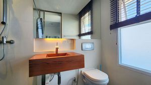 A nicely designed bathroom