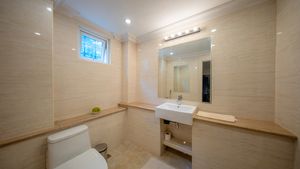 A nicely done bathroom