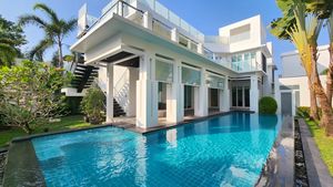 A top-modern villa at central location