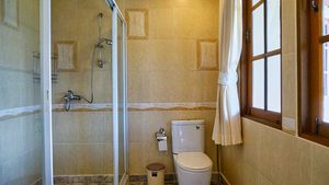 A total of 4 bathrooms are given