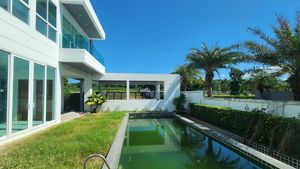 Across the pool to the entrance area