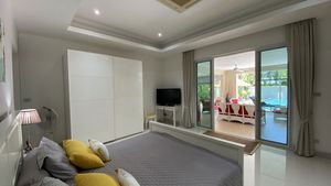 All bedrooms have their en-suite bathrooms, 2 offer a TV set