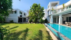 Alongside the property with the separated flat above the garage