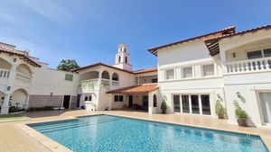 An estate like a small Tuscany town