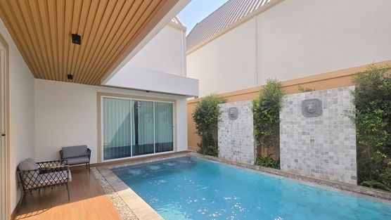 An intimate shaded terrace