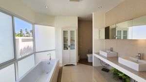 An other look of the master master bathroom