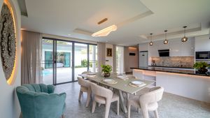 Another angle of the chic kichen- and dining-area