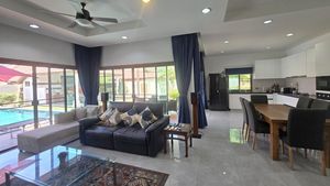 Another angle of the living- and dining space