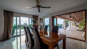 Another dining-area with a view
