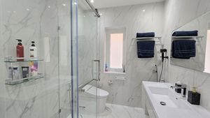 Another en-suite bathroom