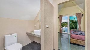 Another en-suite bathroom