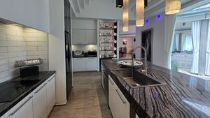 Another look at this impressive kitchen