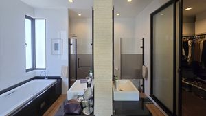 Bahtroom plus walk-in cabinet Bahtroom plus walk-in cabinet