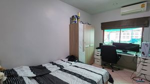 Bedroom with home-office