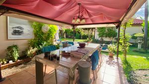 Chic outdoor dining