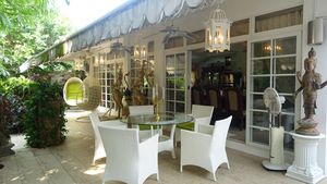Chic outdoor dining