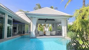 Crystal clear pool and Sala