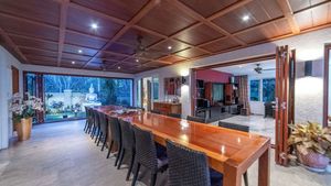 Dining for 16 with a gentle breeze