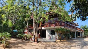 Discreetly behind trees - the mighty teak construction