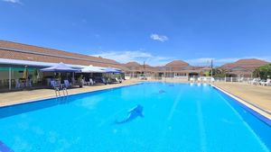 Enjoy this large communal pool and the deckchairs Enjoy this large communal pool and the deckchairs