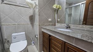 Fully tiled and well-kept, the 2 bathrooms