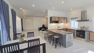Generous dining-area with kitchen
