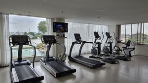 Gym, Sauna, Squash and Tennis are offered