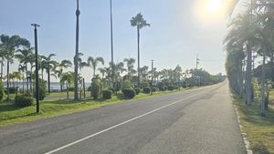 Have fun at the nearby lake