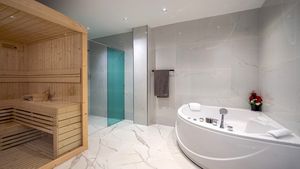 Jacuzzi, Sauna and Steam room - All is there