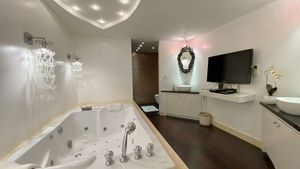 Jacuzzi, TV and walk-in wardrobe - The master-bathroom