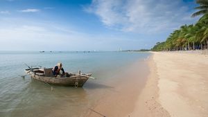 Just 600 meters away - Bang Sare beach